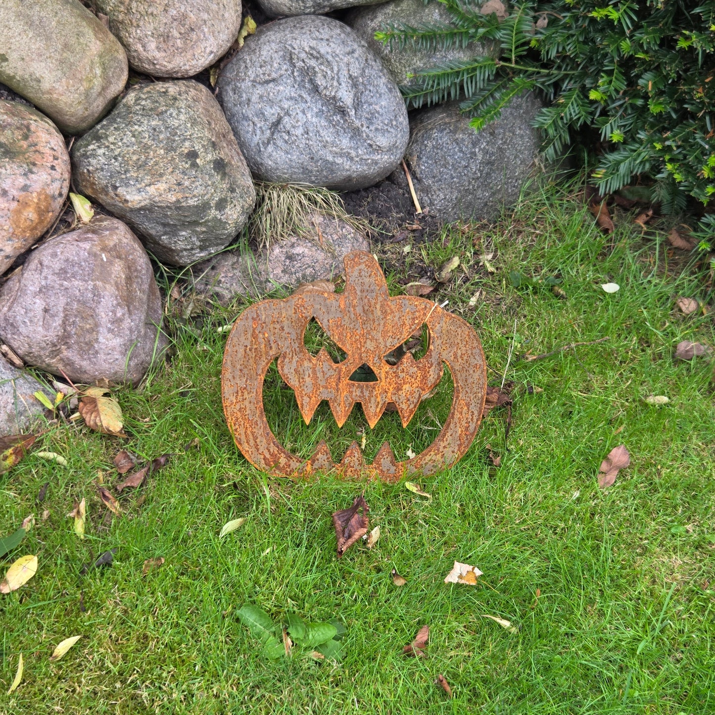 Halloween Kürbis mit grimmigem Grinsen