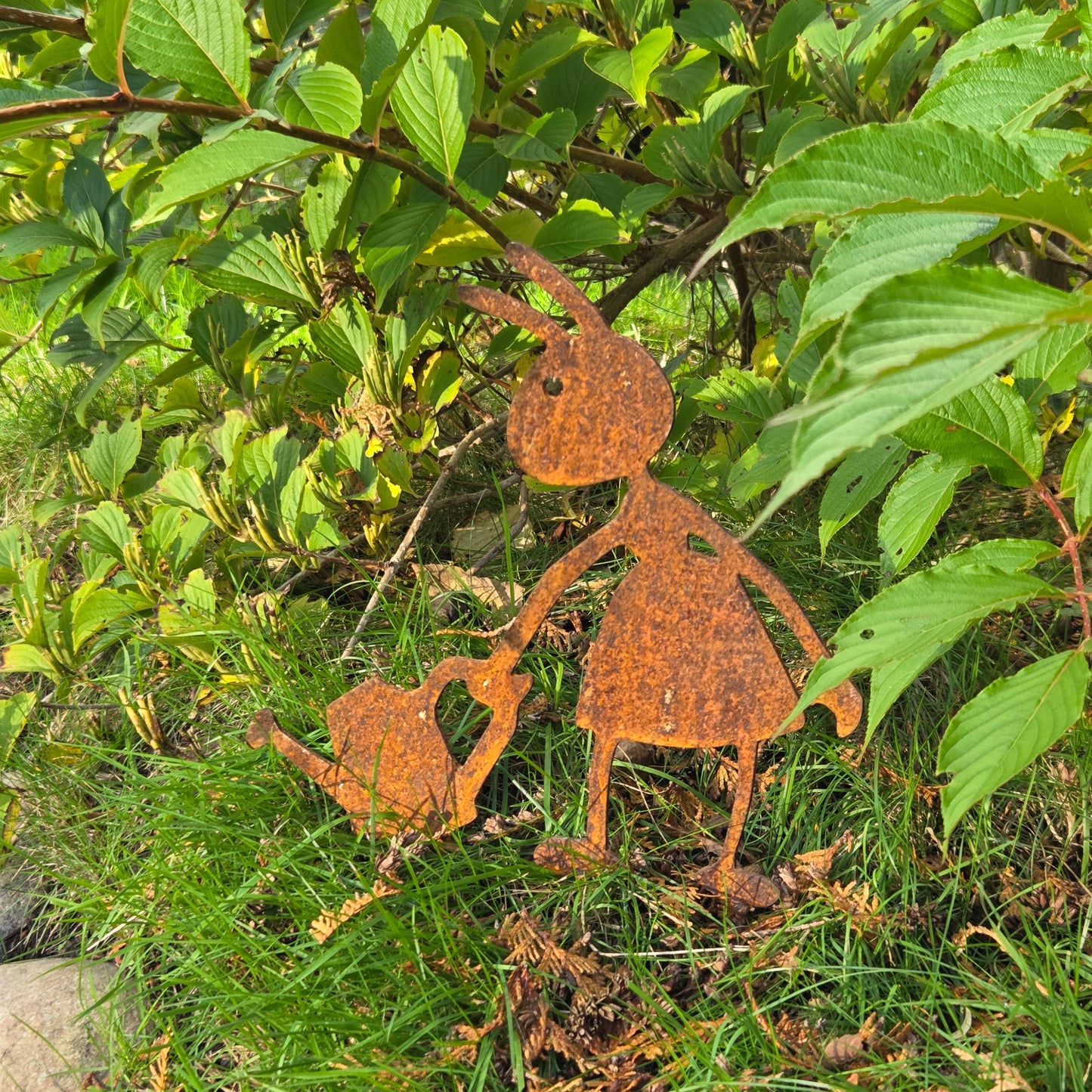 Edelrost Gartenstecker „Ameise mit Gießkanne“