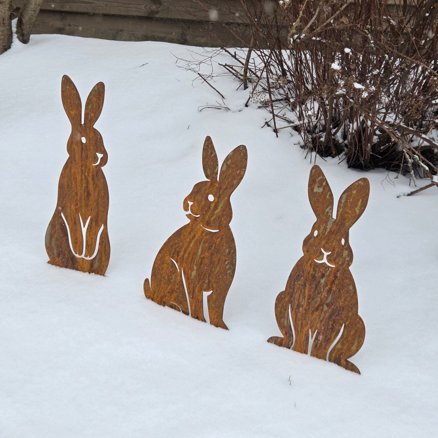 Edelrost Hase seitlich – Gartendeko aus Metall mit Bodenstecker