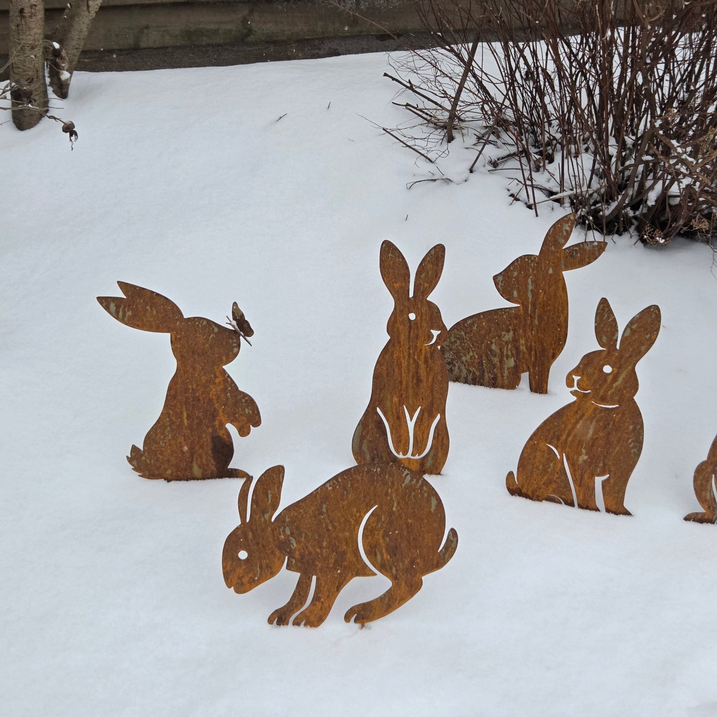 Edelrost Hase laufend – Gartendeko aus Metall mit Erdstecker