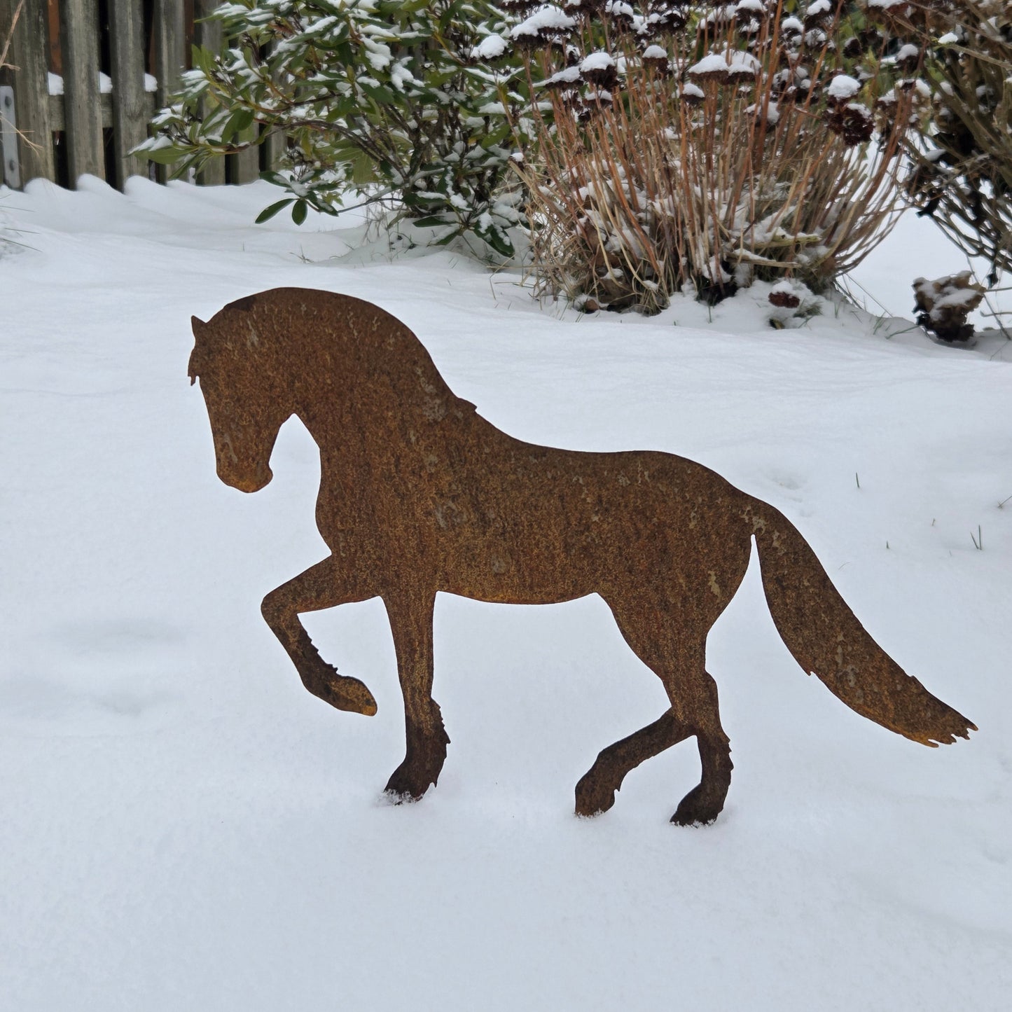 Edelrost Pferd schreitend – Gartendeko aus Metall mit Erdsteckern