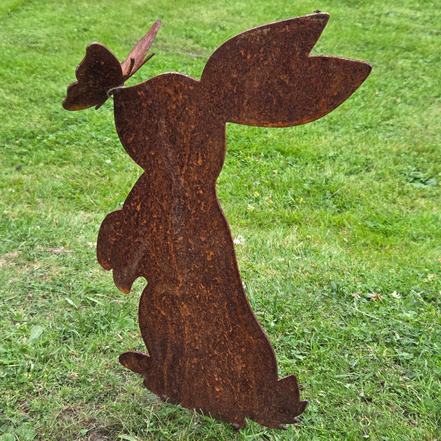 Edelrost Hase mit Schmetterling – Gartendeko aus Metall