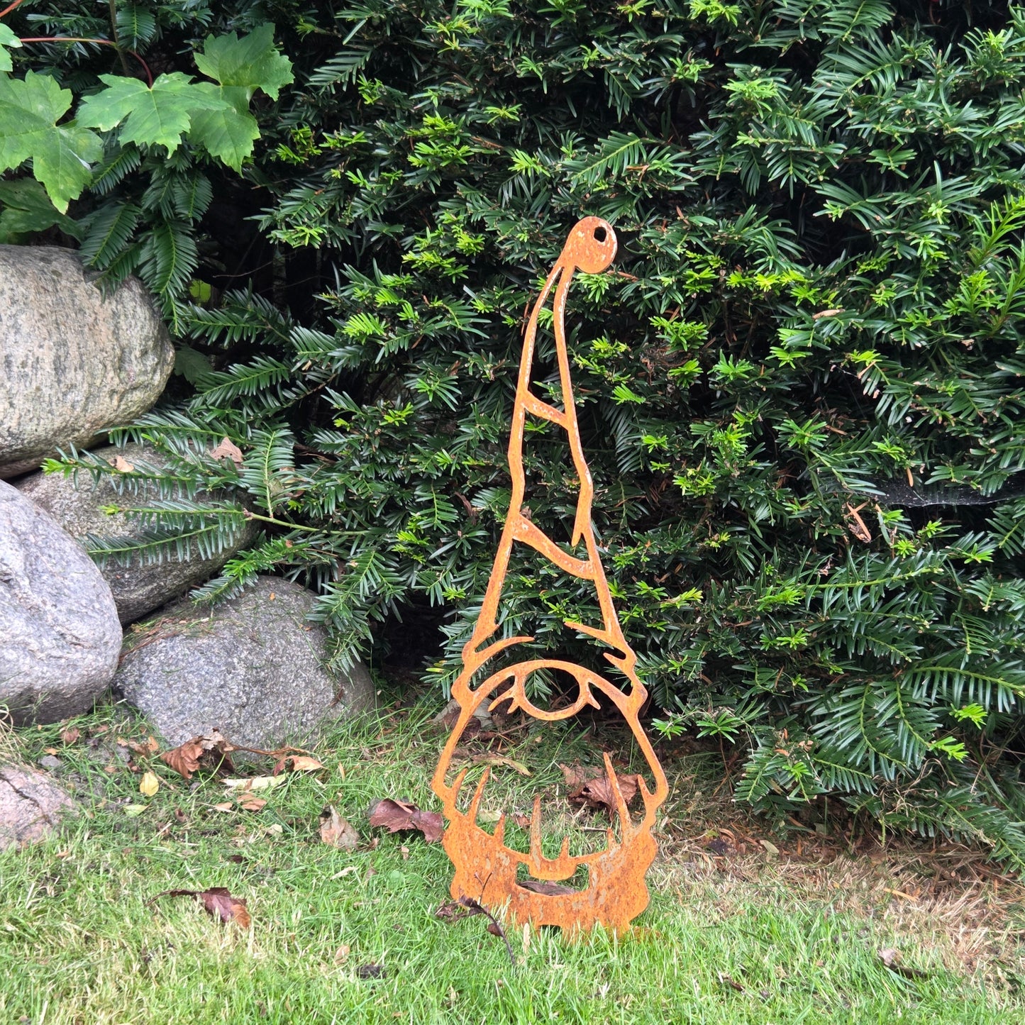 Edelrost Gartenstecker „Wichtel mit langer Mütze“