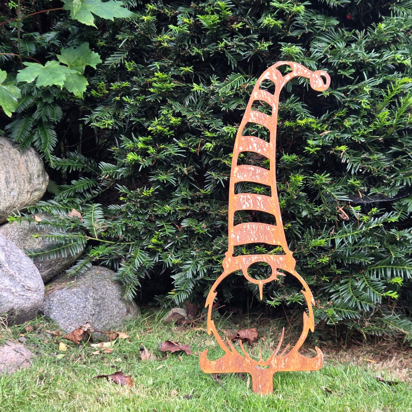 Edelrost Gartenstecker „Wichtel mit hoher gestreifter Mütze“