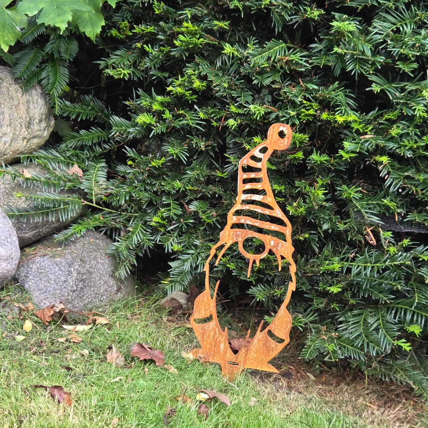 Edelrost Gartenstecker „Wichtel mit gestreifter Mütze“