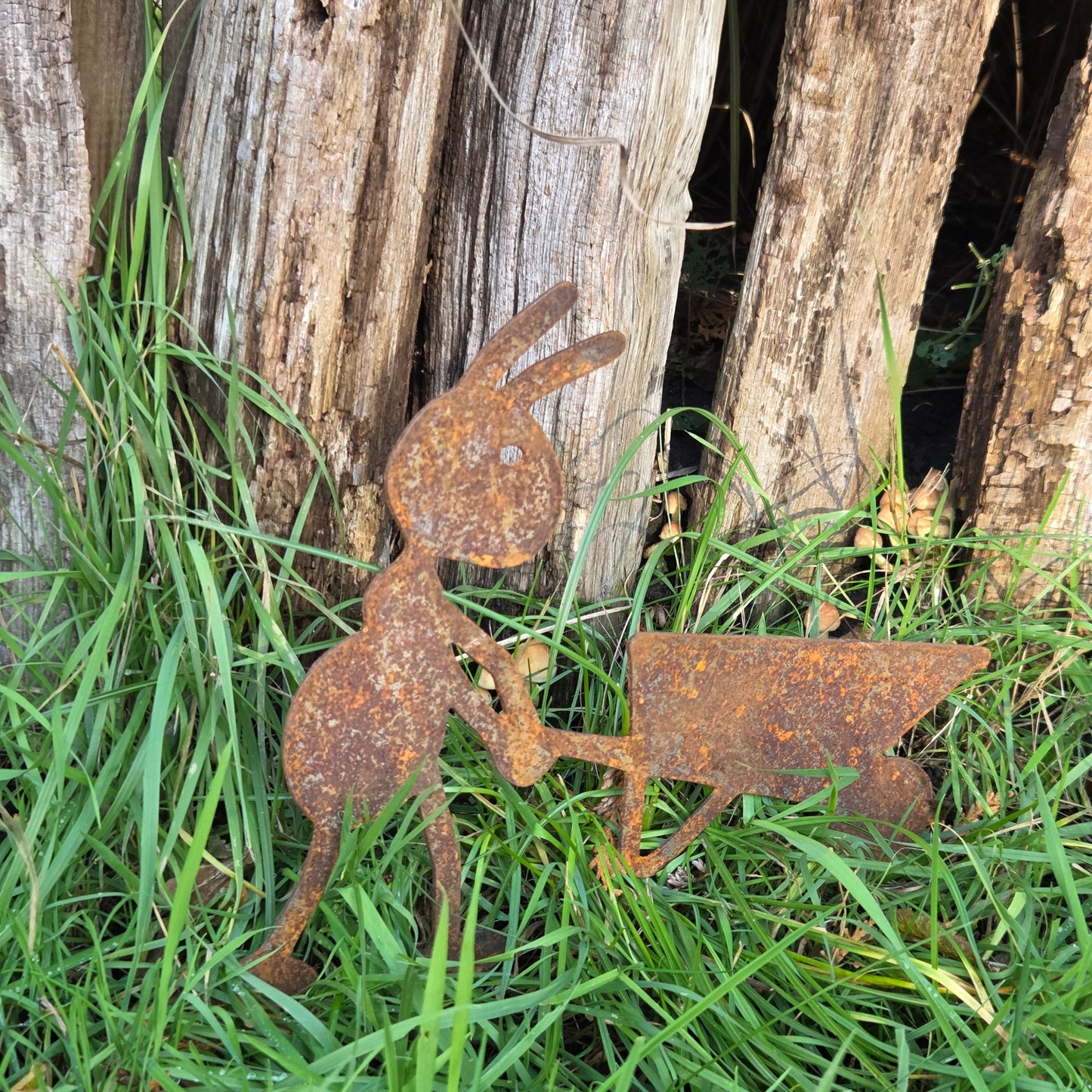 Edelrost Gartenstecker „Ameise mit Schubkarre“