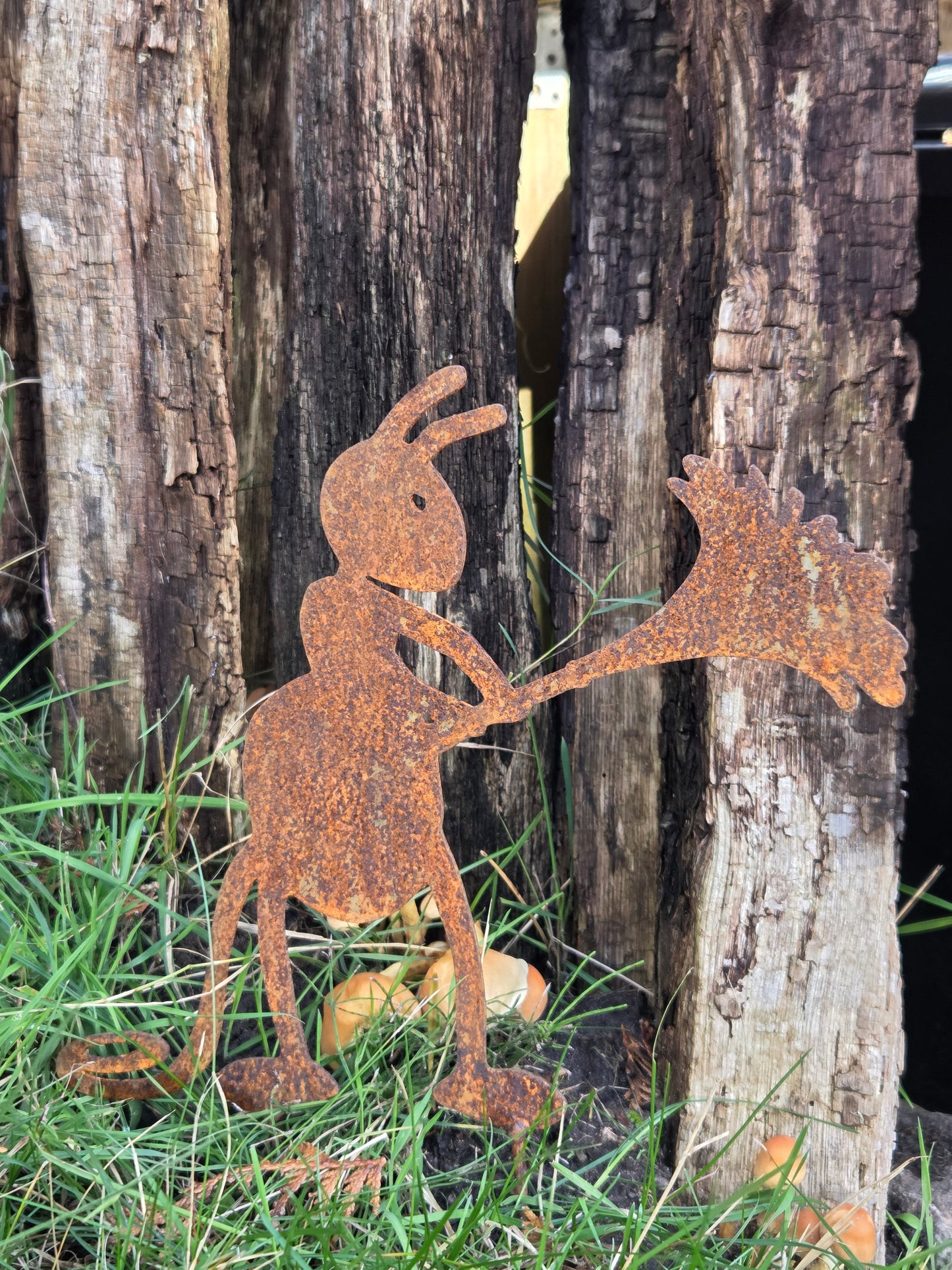 Edelrost Gartenstecker „Ameise mit Wasserschlauch“