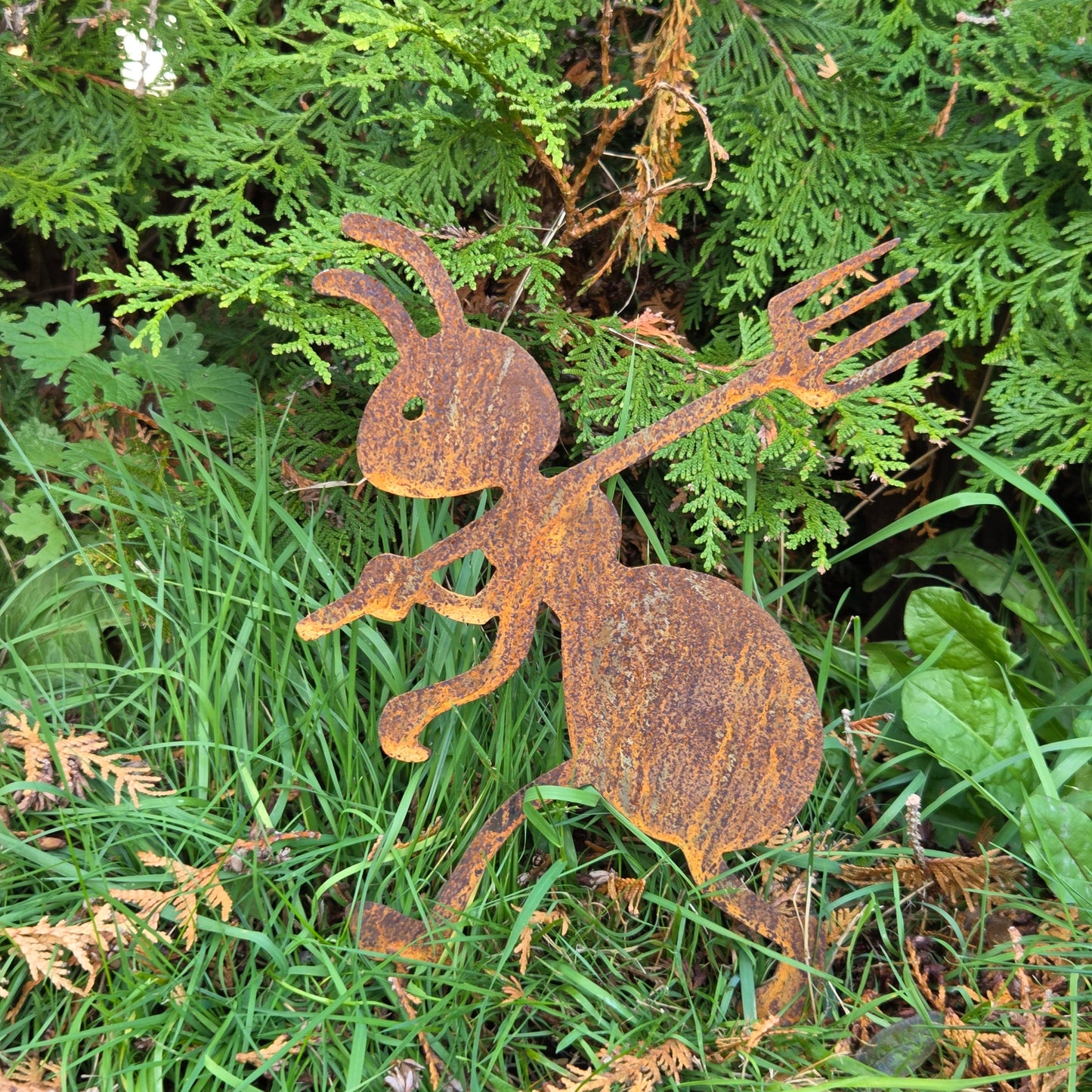 Edelrost Gartenstecker „Ameise mit Heugabel“