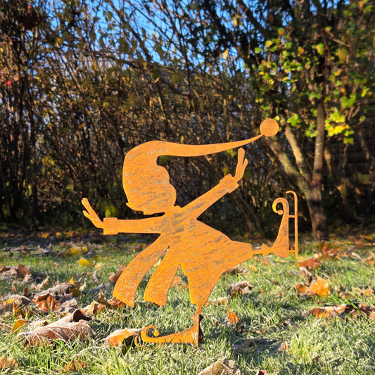 Edelrost-Gartenfigur Wichtel auf Schlittschuhen