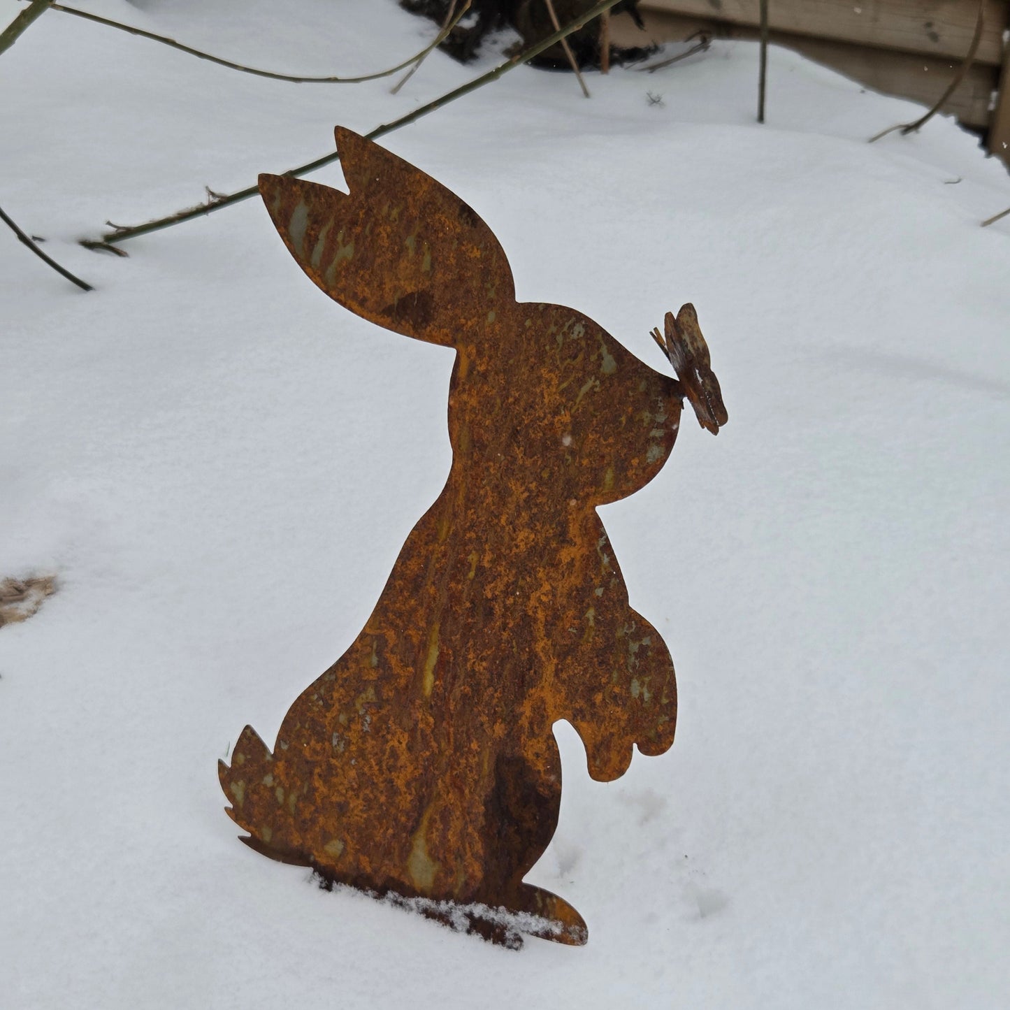 Edelrost Hase mit Schmetterling – Gartendeko aus Metall