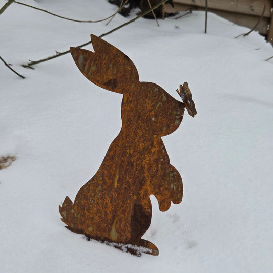 Edelrost Hase mit Schmetterling – Gartendeko aus Metall