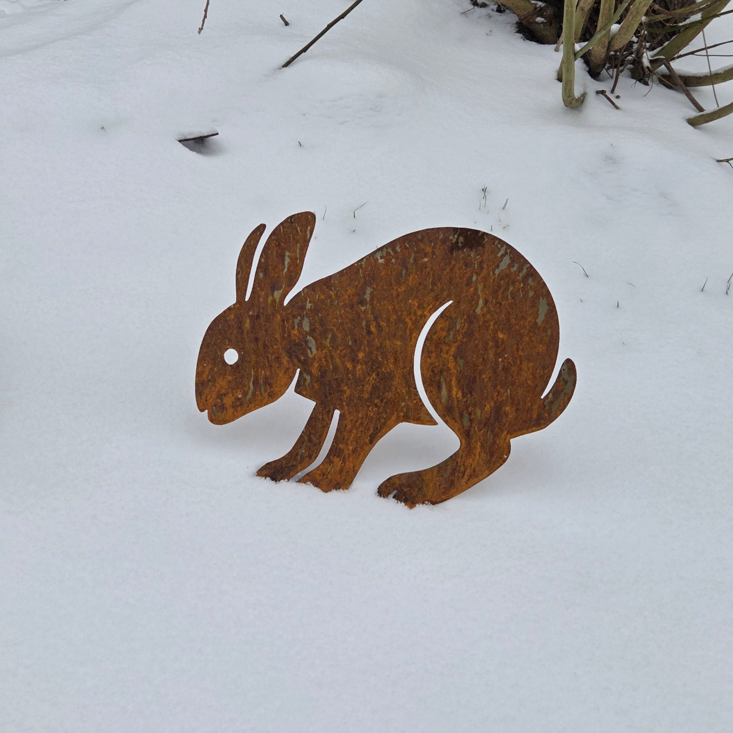 Edelrost Hase laufend – Gartendeko aus Metall mit Erdstecker