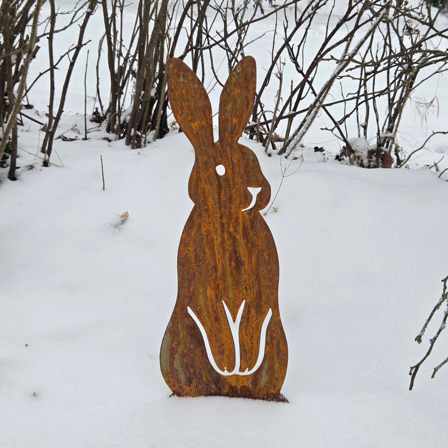 Edelrost Hase schlank – Gartendeko aus Metall mit Bodenstecker