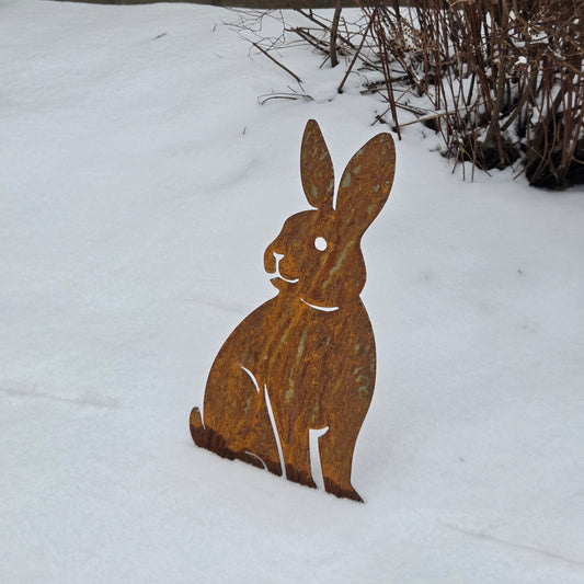 Edelrost Hase seitlich – Gartendeko aus Metall mit Bodenstecker