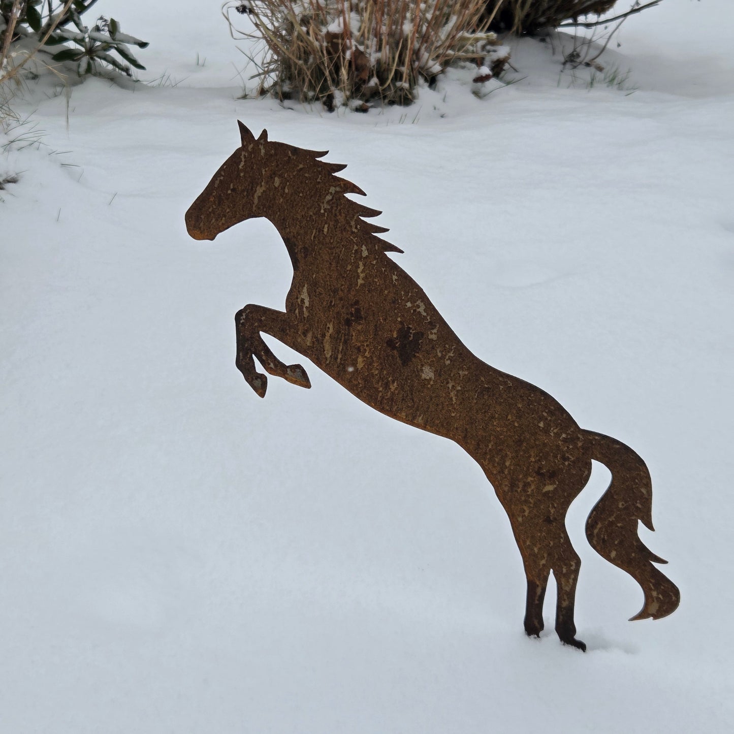 Edelrost Pferd steigend – Gartendeko aus Metall mit Erdsteckern
